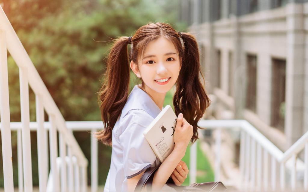 女生暗示你追她的表現(xiàn)，女生喜歡你才會(huì)做這三個(gè)動(dòng)作